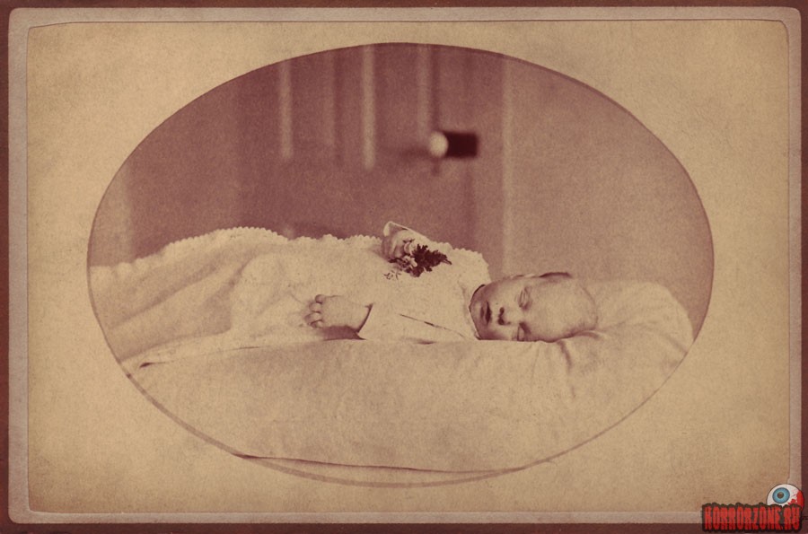 Монеты на глаза покойнику зачем. Post Mortem викторианской эпохи. Мертвые дети пост Мортем. Мёртвые люди фотографии. Посмертные снимки детей.