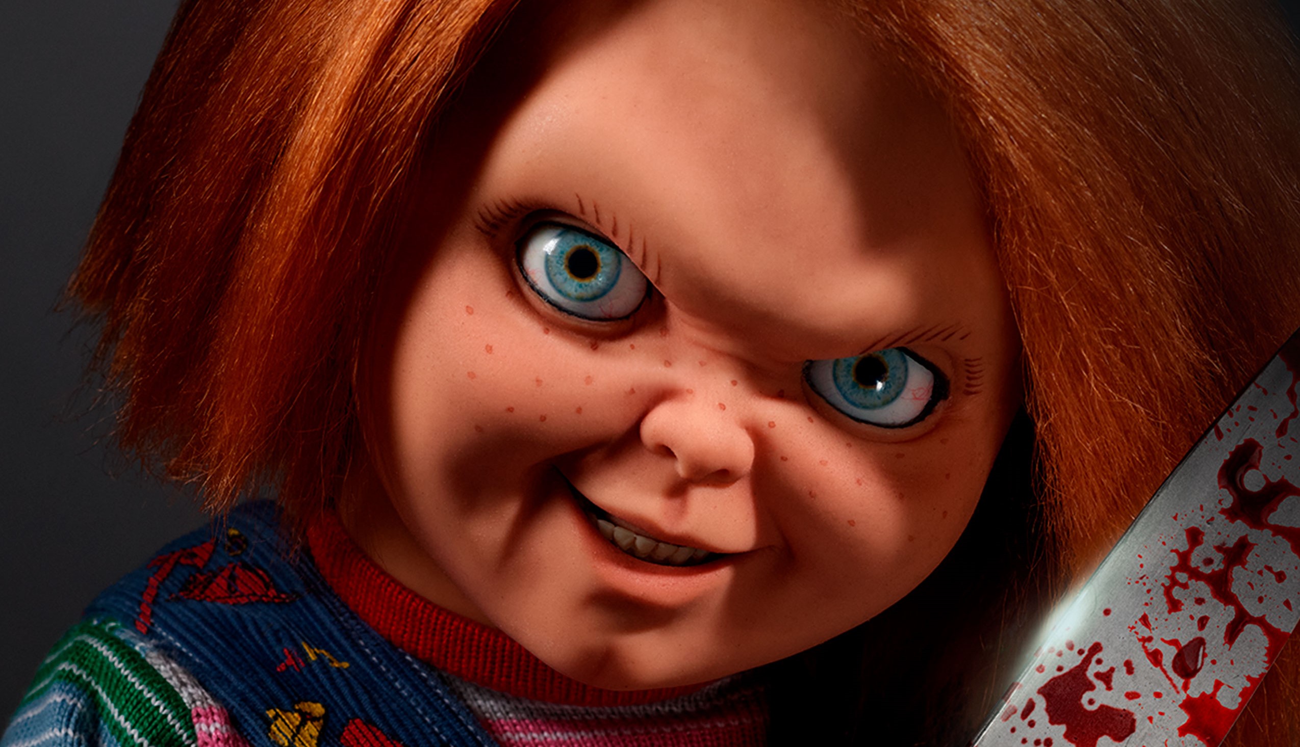 Улыбающаяся кукла-убийца на русском постере сериала "Чаки" .