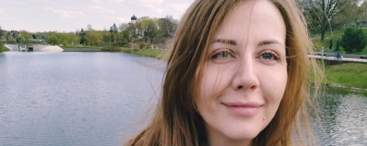 Кировскую учительницу, подрабатывающую в секс-чатах, уволили из школы