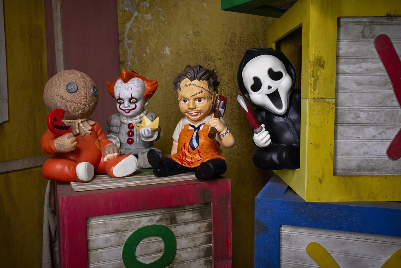 Кукла хоррор игра. Комната кукольника хоррор. Выставка хоррор кукол.