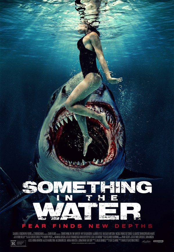 Акула показывает зубы в трейлере и на постере хоррора "Что-то в воде"