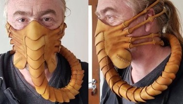 Дизайнер сделал маску против COVID-19 в форме фейсхаггера (ФОТО)